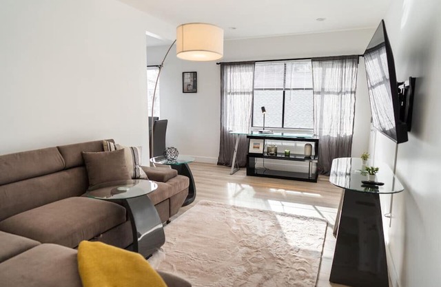 COZY URBAN RETREAT: NEWLY REMODELED 1BR NOHO APARTMENT w/ FENCED PATIO (p60)
