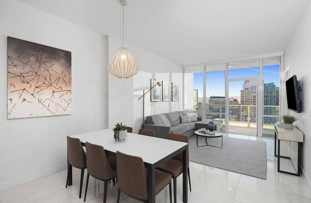 Level South Olive- One Bedroom Suite & Office