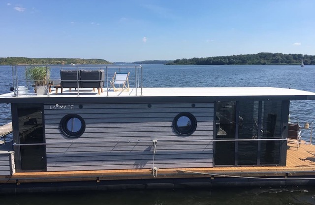 Relax on the houseboat "Hafenprinz"