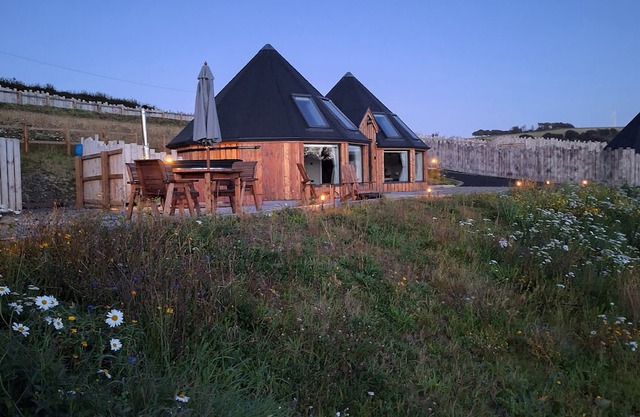 YR AWEN - INSPIRATION, romantic, luxury holiday cottage in Lampeter