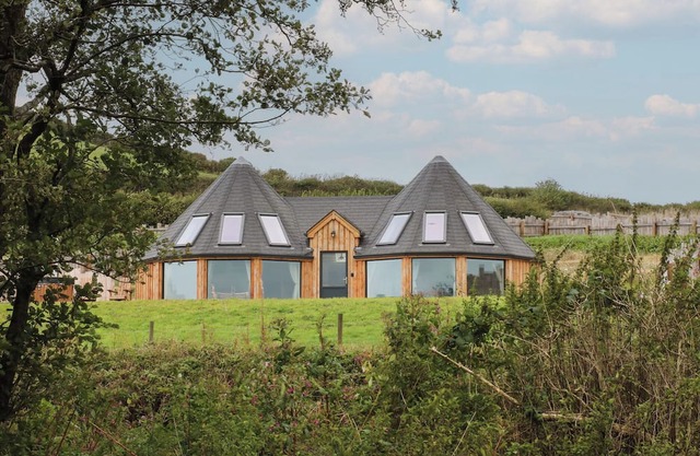 TY CRWN - THE ROUNDHOUSE, pet friendly, with hot tub in Lampeter