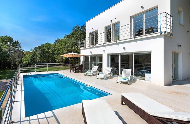 Acogedora casa en Cetina con piscina privada, puede ser interior o exterior.