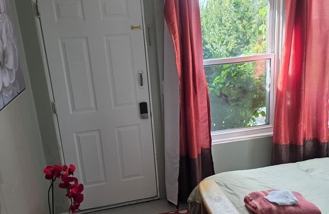 3-bedroom 1 bath house in amazing Manchester with AC