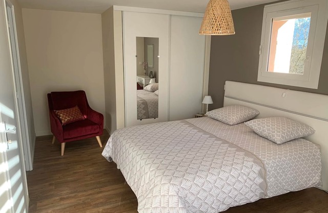 Room 'Domaine De Jarentin – Chambre Rubis' with Private Terrace, Balcony and Wi-Fi