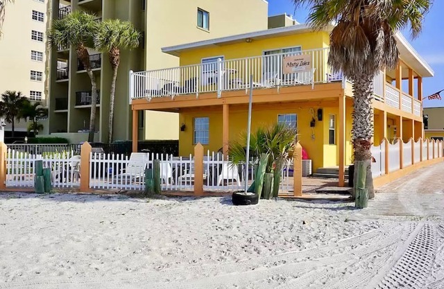 Beach & Relaxation, 2BR, Family + Dog Friendly