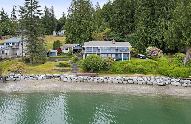 200' Waterfront classic home ~ Private Raft Island