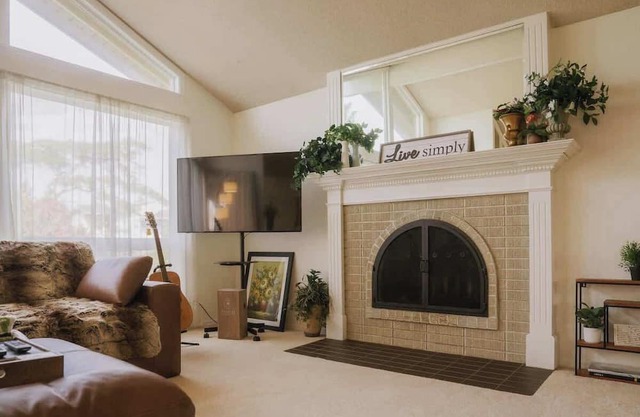 Cedar Grove 3B2B Upper Unit/Yard & City Access