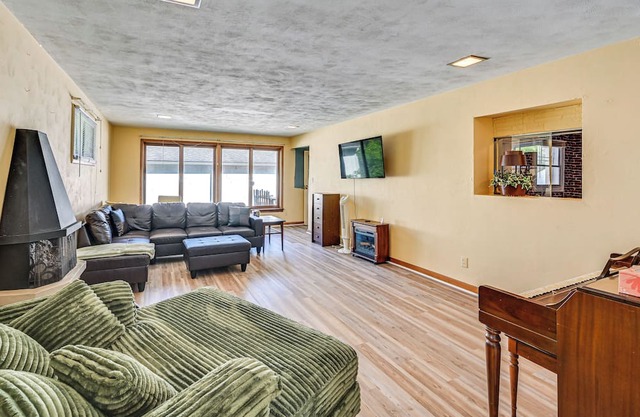 2 Mi to Dtwn Newark: Pet-Friendly Home!