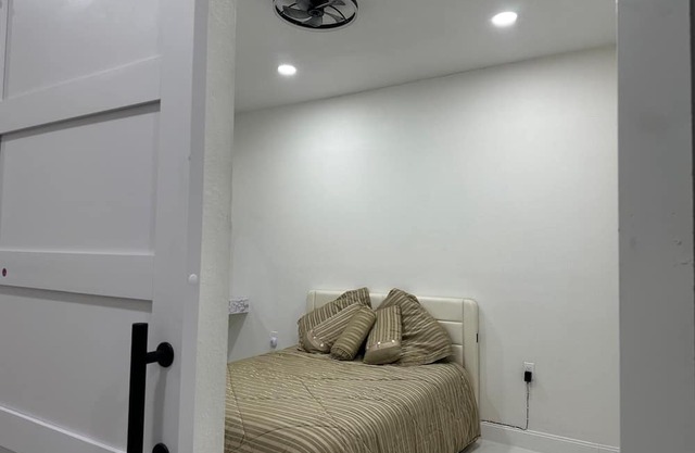 Bright & Charming Room with All Amenities In delightful Fort Myers