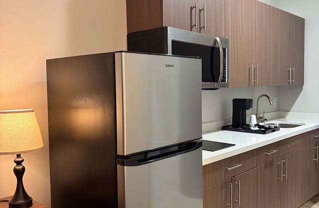 Charming hotel in Sulphur - Double Queen Bedroom with Kitchen