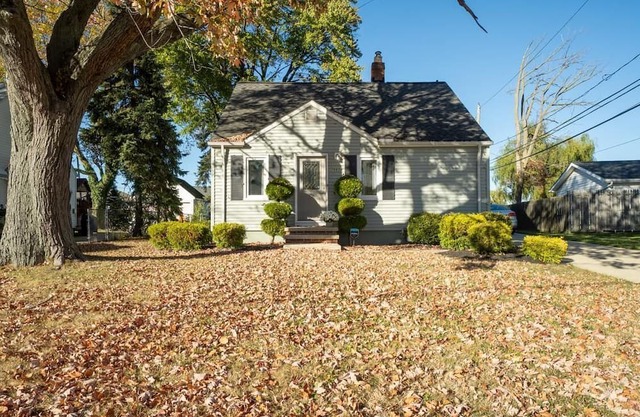 Bright, modern, and cozy Willowick retreat, 20 minutes from downtown Cleveland!