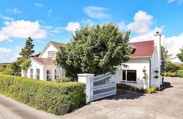 Mannin Lodge by Connemara Shores