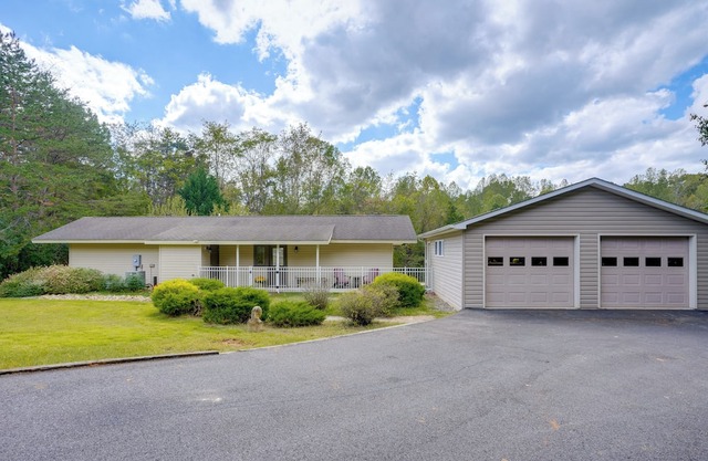 Home 14 Mi to Shenandoah Nat’l Park! Fenced Yard
