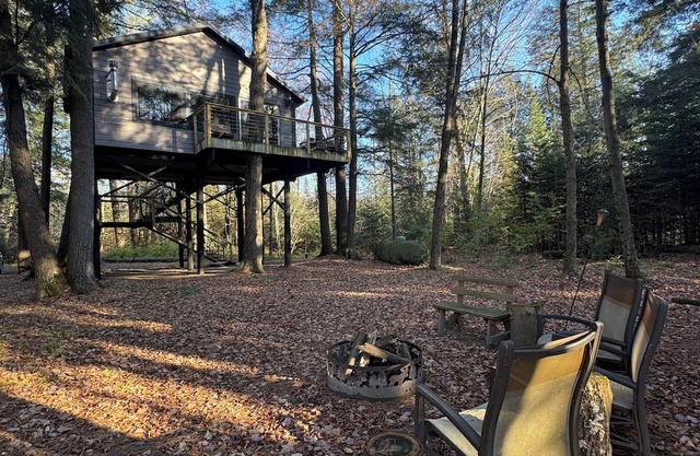 Secluded Treehouse w/River & Trail Access