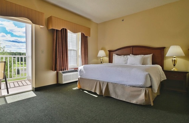 Peaceful Getaway! 2 Coy Riverside Suites w/Pool & Gym Access! Free Parking!