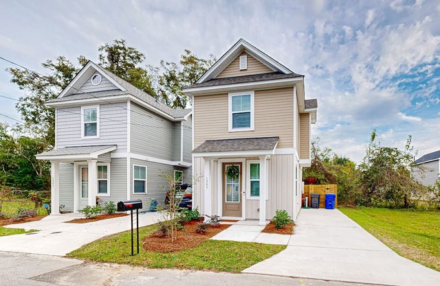 New and Updated Home- Close to charming downtown Charleston