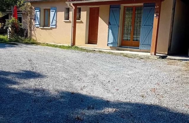 4 kilometers from town center, country house, parking, terrace