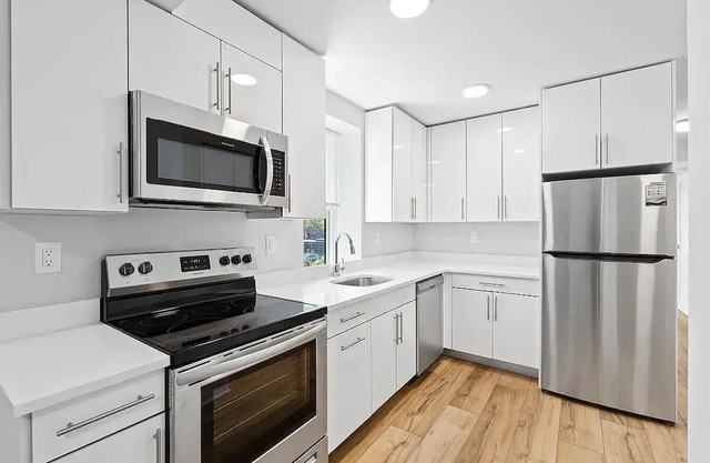 Building with fitness room and AC in cool Far Rockaway