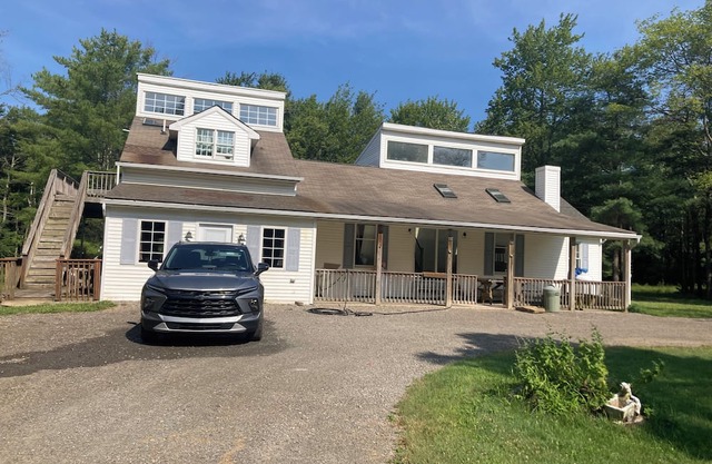 Newly renovated 3-bedroom 2 bath pet friendly unit on Barclay Mountain.