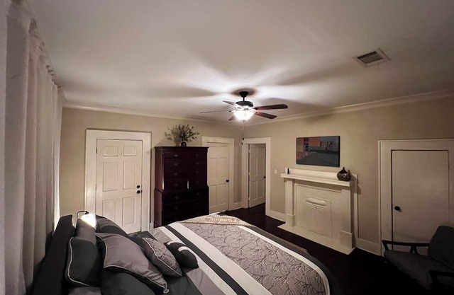 3 BR sleeps 6. You’ll have it “made in the shade” of this 100-year old live oak.