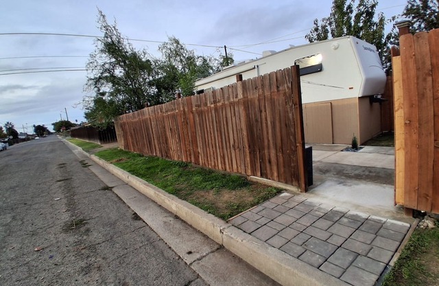 Cozy 1 BR RV in Chowchilla right off Route 152 and 99, Sleeps 4!