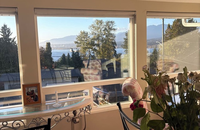 Lovely 1 bed room with Hotub and Oceanview in Burnaby just below SFU University