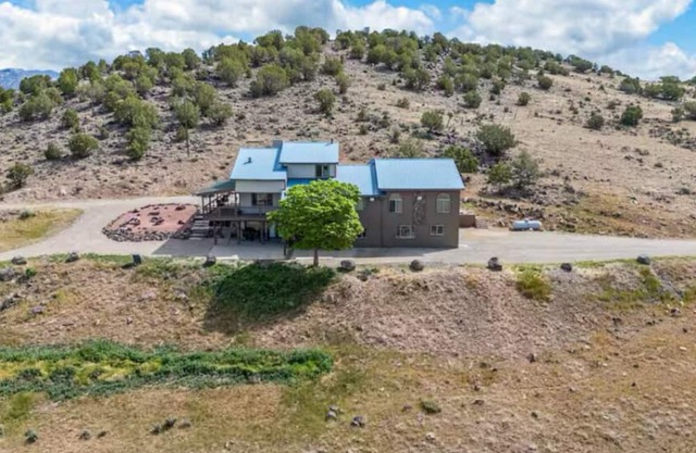 Beautiful Mountain Getaway with Stunning Views and minutes from ski resort