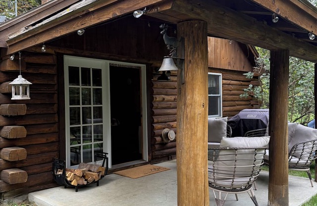 Direct trail access cabin in Pittsburg NH Pet friendly & WIFI