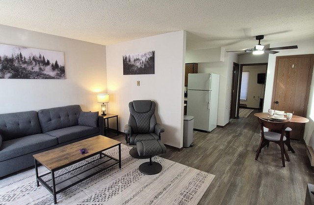 Charming 1-bedroom apartment on the edge of Bucklin with AC & wifi.