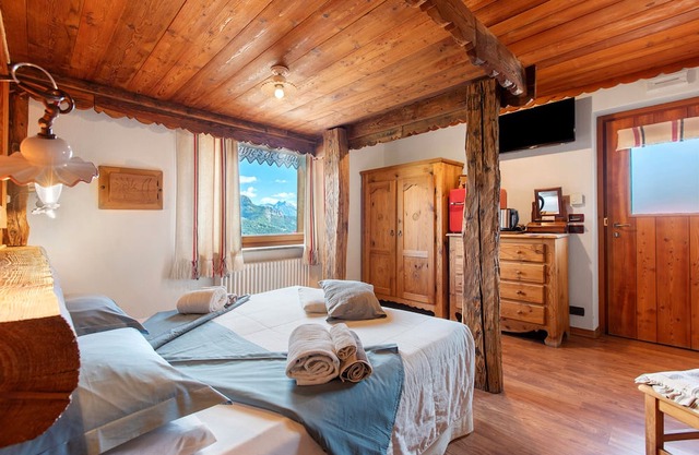 Room 'Dames De Challand' with Mountain View, Shared Garden and Wi-Fi