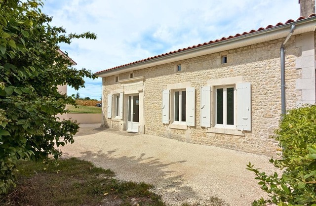 Casa charente renovada con jardín privado y estacionamiento