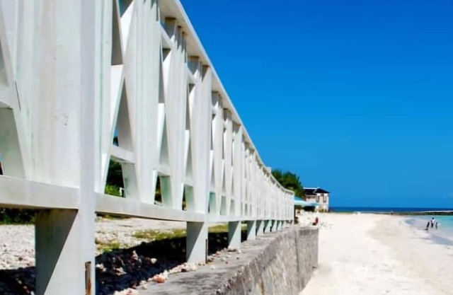 Welcoming luxery Villa with AC and white sand beach in charming Trelawny