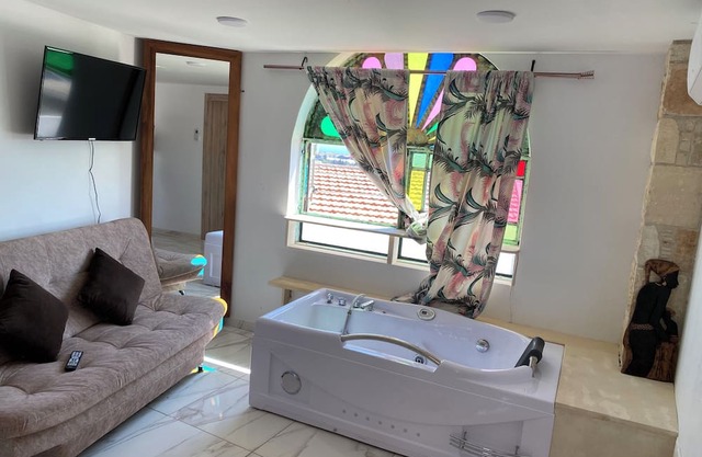 Reina 1 Bedroom Apartment with Jacuzzi, Court Yard Seating Family & Pet Friendly