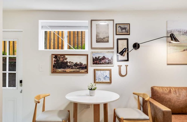 Cozy and Chic 2BD/2BA Basement Suite with AC in U District 15 min Walk to Campus