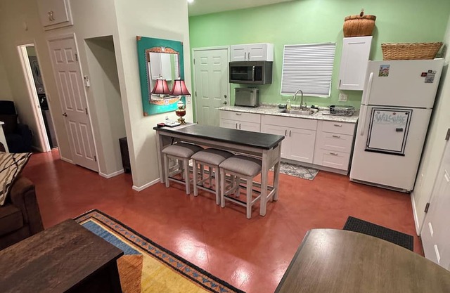 Charming Cottage in central Tucson with AC