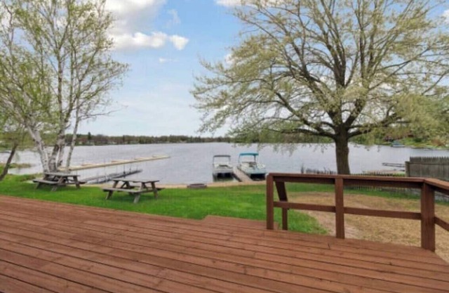 Unit 3 Long Lake Lodge - Lakefront - 2 bedroom