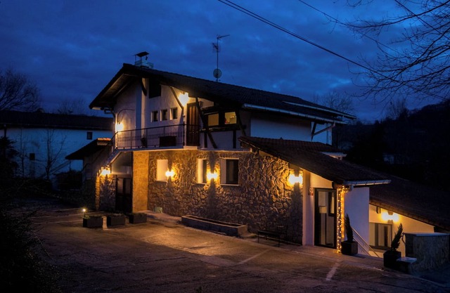 Entire coutry house for 16-24 in the basque coast - 15 min to San Sebastián