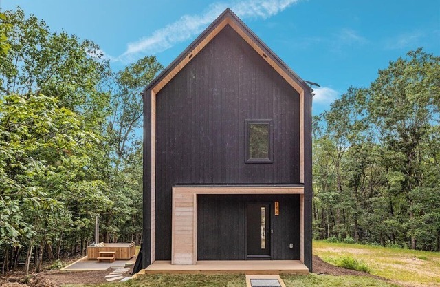 Modern 2-Bedroom Scandanavian Style Chalet Near Shenandoah Natl Park w/Hot Tub