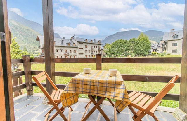 Charming Pyrenean Flat with Terrace, Views & Pool