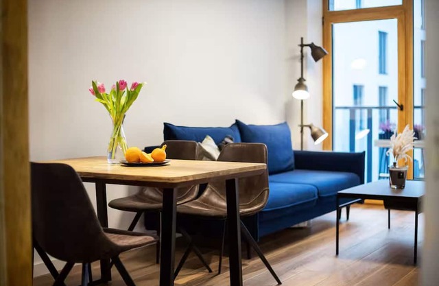 Business-Class 1BR in Central Vilnius, Free Parking, Fast Wi-Fi, Workspace