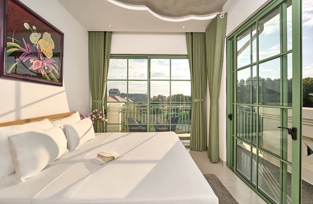 Luxury 4 bedroom Garden View Solar Villa - Tropical Garden Khem Beach