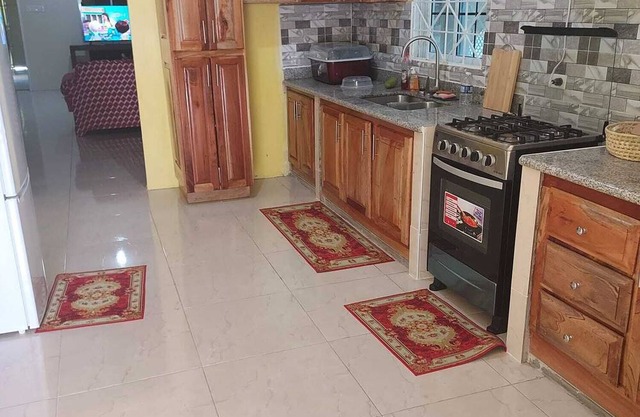 Large spacious 2 bedroom 2 bathroom, secure garage family house.