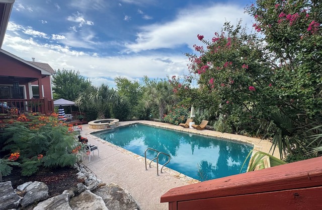 Charming Studio in wonderful Bastrop with Pool