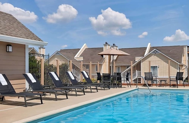 Comfortable King Stay w/Outdoor Pool & Free Breakfast! Pet Friendly!
