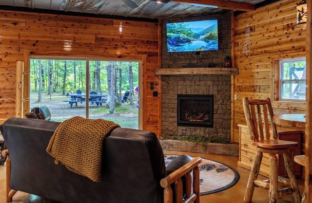 New 1bd/1bth cabin + washer/dryer- Sleeps 4 Near trails/Tippy Dam
