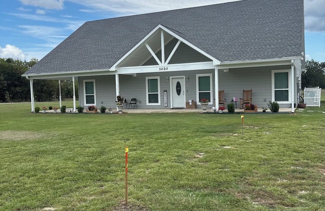 Charming 3-bedroom 2-Bath house on 3 Acres lot near Lake Tawakoni that sleeps 8