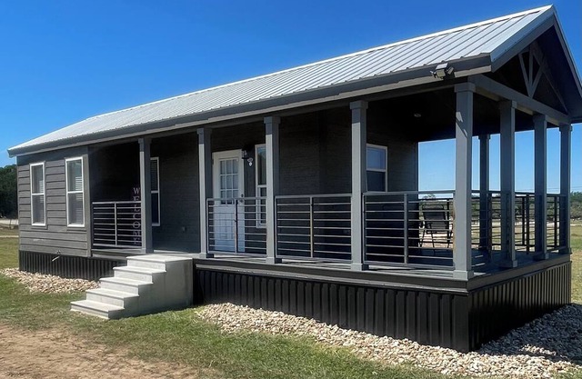 Hill Country Tiny Home- Dog Friendly w/Gated Yard