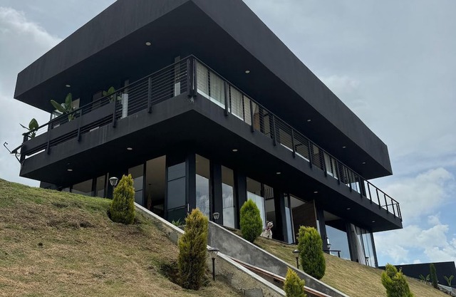 Luxury country house facing Lake Calima