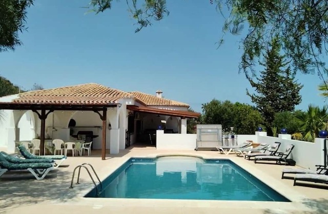 Country House with Pool and Garden, 6 Bedrooms, 4 Bathrooms. A/C. Internet