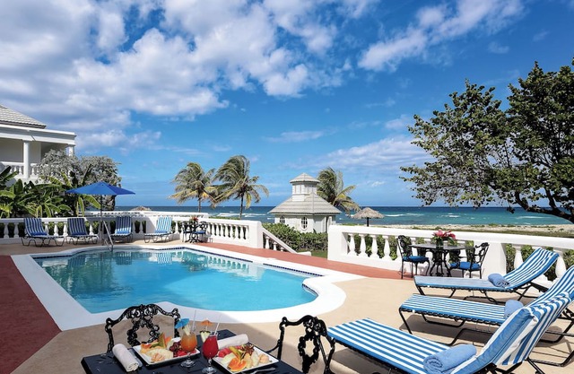 6 bedroom Ocean View Private pool Staffed with cook, housekeeper and butler